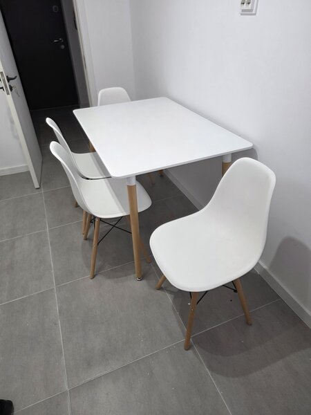 Pat matrimonial + masa cu 4 scaune (bucatarie)