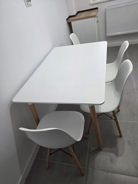 Pat matrimonial + masa cu 4 scaune (bucatarie)