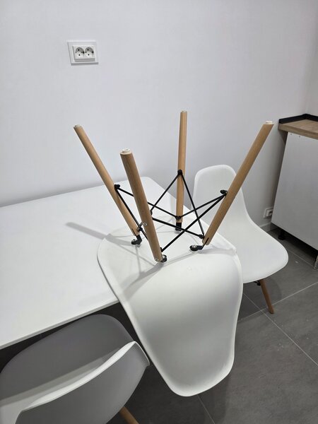 Pat matrimonial + masa cu 4 scaune (bucatarie)