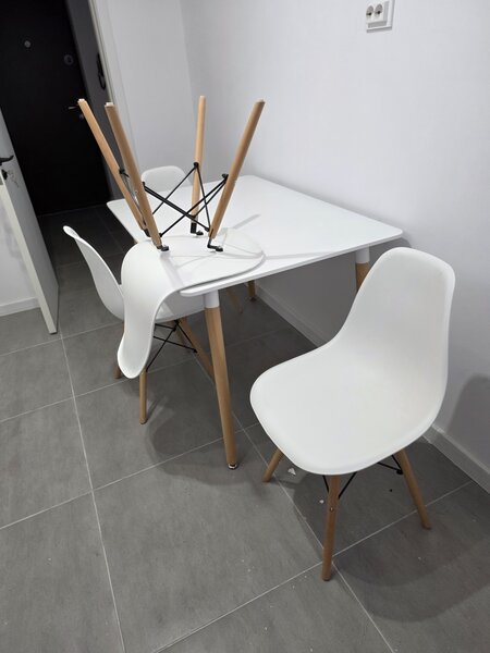 Pat matrimonial + masa cu 4 scaune (bucatarie)