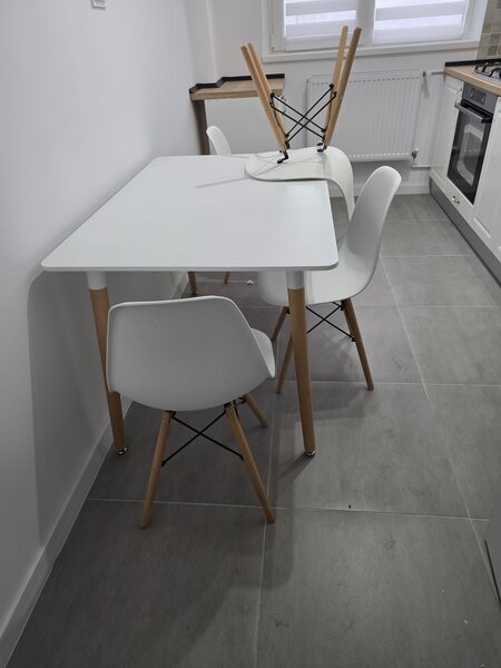 Pat matrimonial + masa cu 4 scaune (bucatarie)