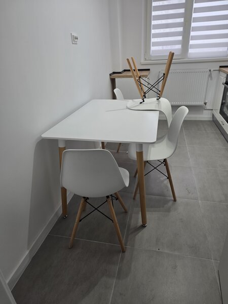 Pat matrimonial + masa cu 4 scaune (bucatarie)