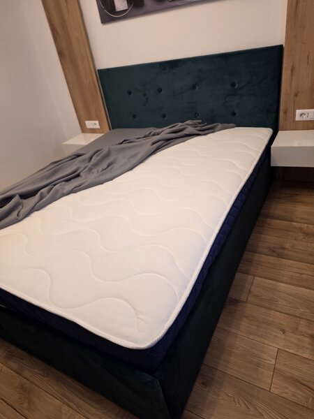 Pat matrimonial + masa cu 4 scaune (bucatarie)