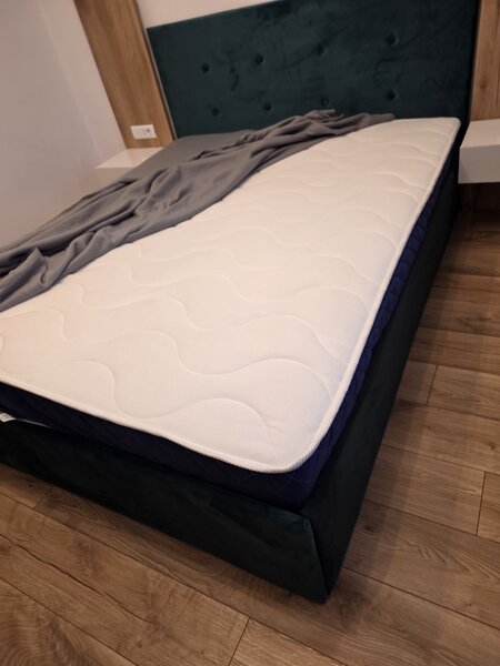 Pat matrimonial + masa cu 4 scaune (bucatarie)