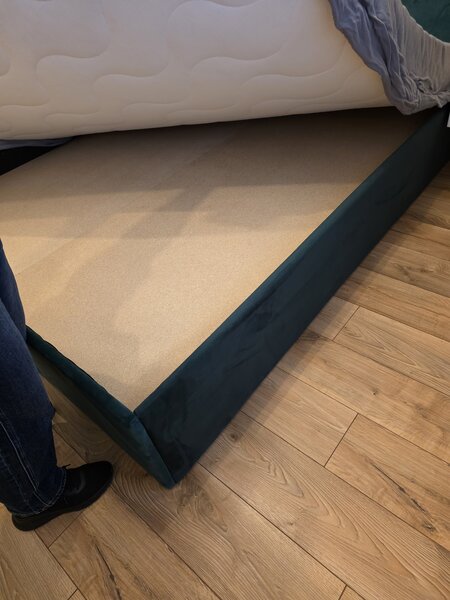 Pat matrimonial + masa cu 4 scaune (bucatarie)