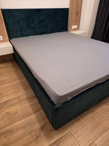 Pat matrimonial + masa cu 4 scaune (bucatarie)