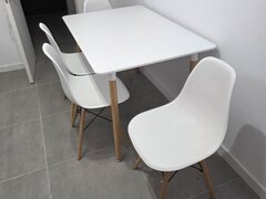 Pat matrimonial + masa cu 4 scaune (bucatarie)